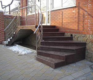 Забежная лестница с отделкой из натурального камня